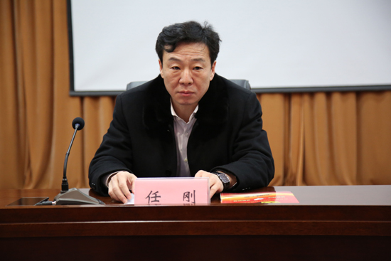 市委常委,宣传部长任刚出席仪式,为青年学生宣讲团授旗并讲话.
